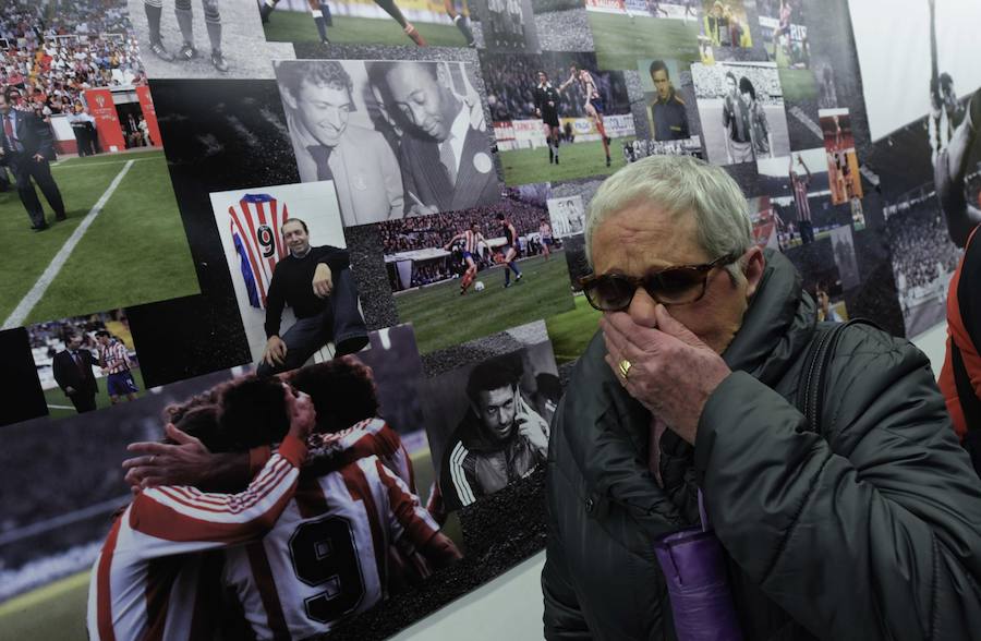 Centenares de personas han acudido al estadio del Sporting para dar su último adiós al mítico futbolista, fallecido el martes. 