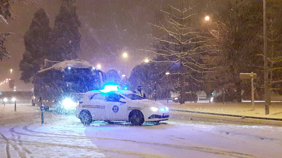 La nieve ha dificultado la circulación en la capital guipuzcoana