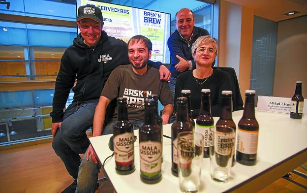 Iván Zabala (Mala Gissona), Mikel Llucia (Cervecería Boulevard), Xabi Arellano (Bidassoa Basque Brewery) y Elena Casuso (Ficoba) presentaron ayer la segunda edición de la feria.
