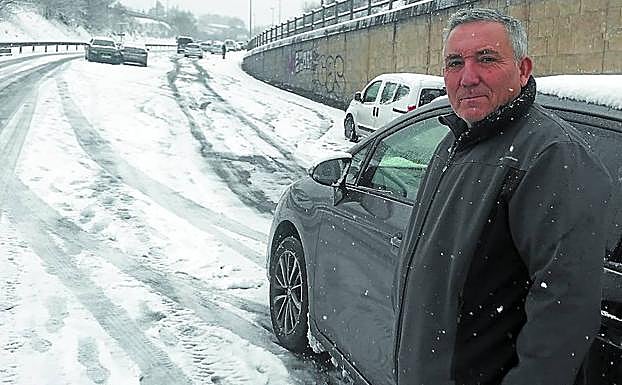 Bloqueados. El acceso desde Pasaia a la autopista atrapó a decenas de conductores, entre ellos a Carlos Martínez.