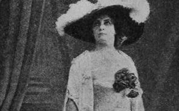 La directora Elena Cortesina