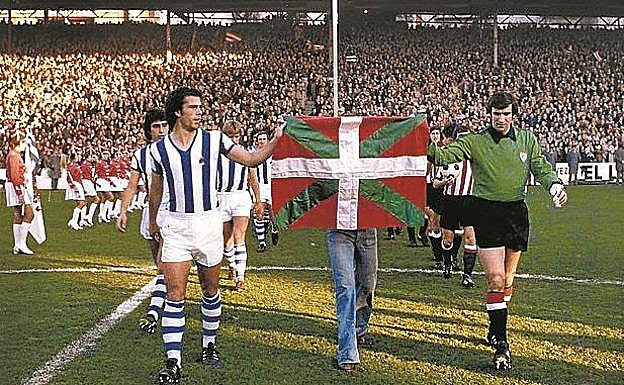 Con Kortabarria el día que Real y Athletic sacaron la ikurriña, aún ilegalizada, en Atocha.