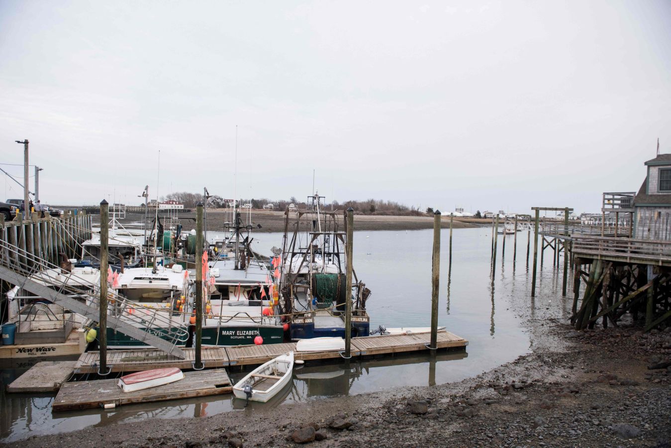 Las olas ingresan a las casas en Scituate, Massachusetts, como consecuencia del ciclón conocido como 'la bomba'