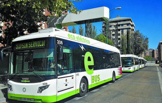 Autobús eléctrico y pantógrafo (cargador) similares a los que incorporará Irun a su L-1 este año.