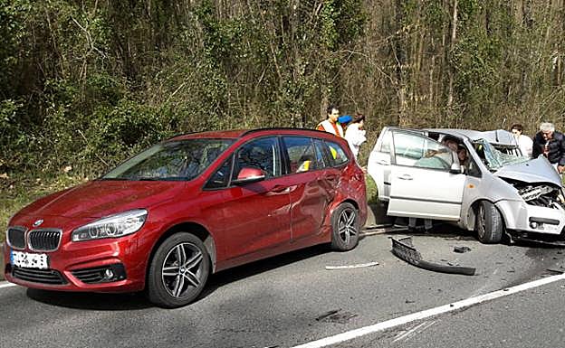 El vehículo del testigo, rojo, junto al Ford Focus ya retirado del punto de impacto. 