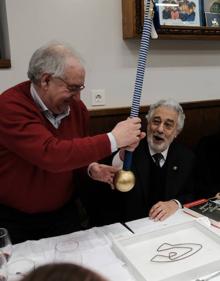 Imagen secundaria 2 - Plácido Domingo se dirige a los presentes. Debajo, María Luisa Molina y Juan Matellanes, Manolo Cabrera, Santiago de Ybarra y Churruca y su esposa Mercedes Baptista y Plácido Domingo. Rafa Munilla entrega al tenor un bastón de mando de la Tamborrada donostiarra.
