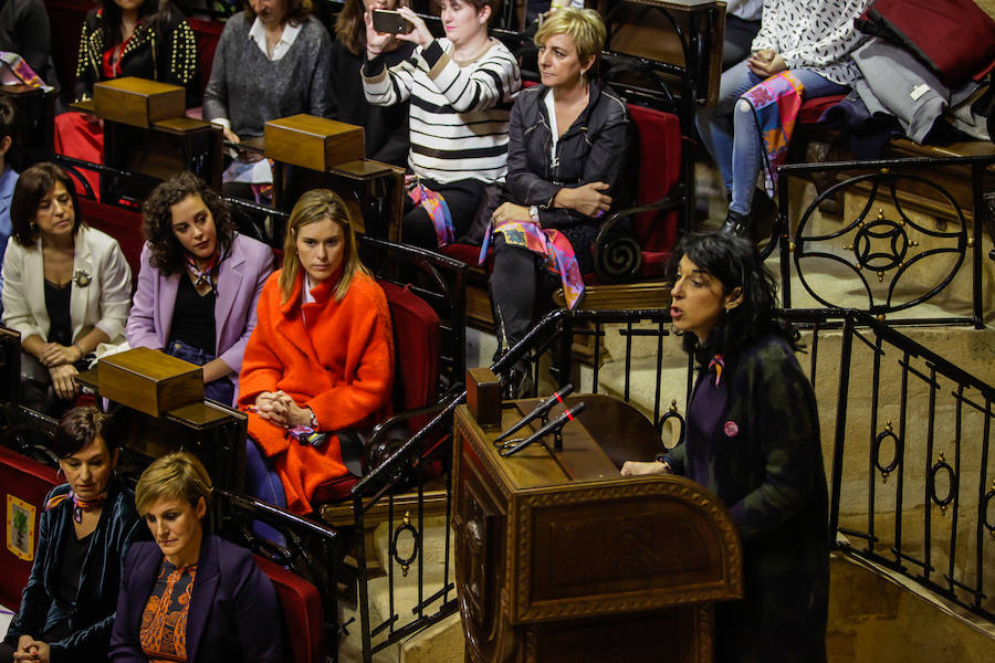 La casa de Juntas de Gernika acoge la segunda asamblea extraordinaria de mujeres electas para denunciar los techos de cristal a los que se enfrentan las mujeres.