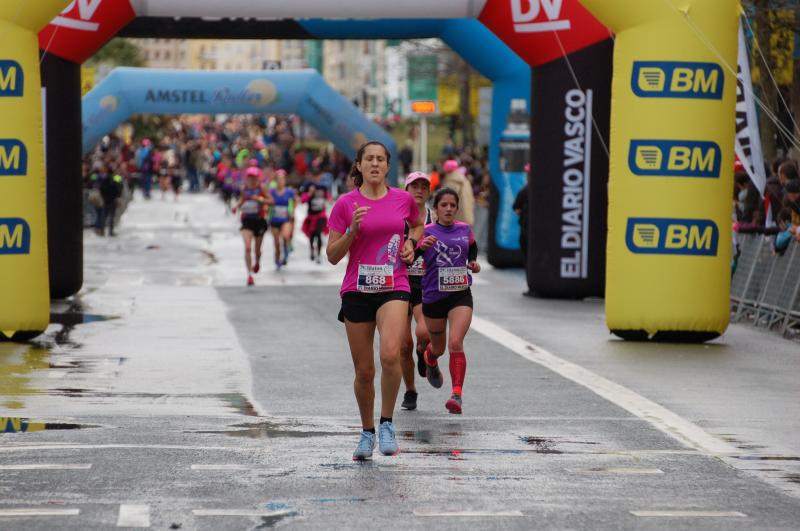 Una edición más la Lilatón resultó todo un éxito de participación con más de 6.050 inscritas de las cuales 5.240 tomaron la salida, 439 más que en 2017. Entre todas estas batalladoras mujeres se adjudicó la Txapela-Lilatón la donostiarra del Atlético SS Lorea Ayala que utilizó sus mejores armas de mediofondista para ganar la prueba en 18:07.