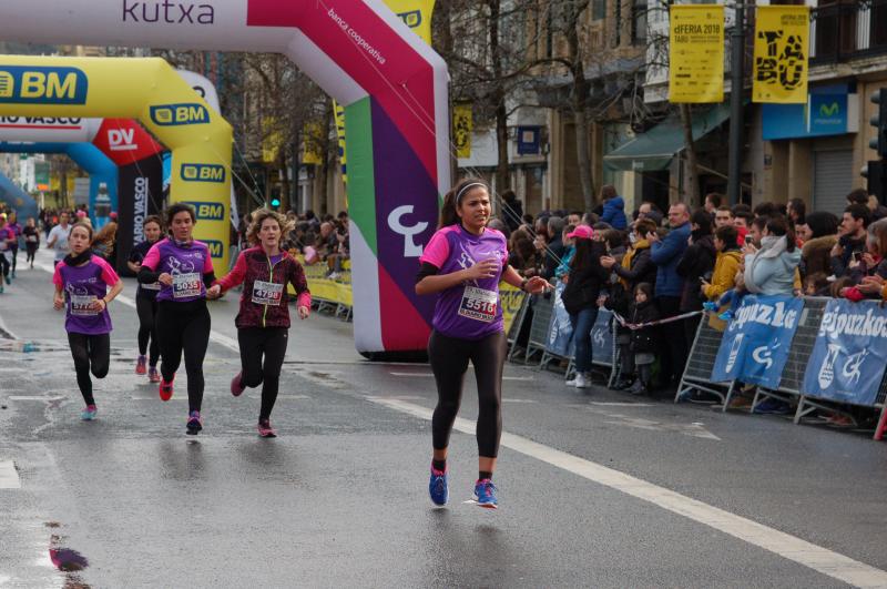 Una edición más la Lilatón resultó todo un éxito de participación con más de 6.050 inscritas de las cuales 5.240 tomaron la salida, 439 más que en 2017. Entre todas estas batalladoras mujeres se adjudicó la Txapela-Lilatón la donostiarra del Atlético SS Lorea Ayala que utilizó sus mejores armas de mediofondista para ganar la prueba en 18:07.