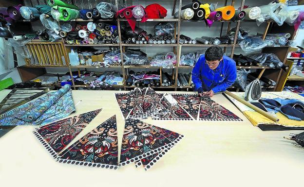 En el taller, tres veteranas artesanas (Inés lleva 44 años en el oficio) cortan, cosen, remachan, forran, empuñan, pliegan los paraguas uno a uno hasta que, tras meterlos en una máquina de aire y enfundarlos, se empaquetan para su almacenaje, distribución y venta. 