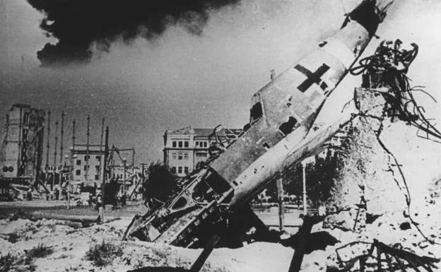 Un avión nazi derribado en Stalingrado, escenario de una de las batallas más sangrientas de la Segunda Guerra Mundiall