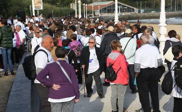 Un grupo de pensionistas guipuzcoanos se dispone a iniciar una marcha por el Paseo de la Concha. 