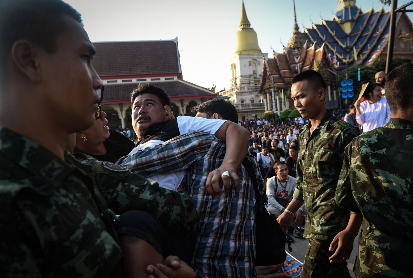 Festival religioso de tatuajes en el monasterio de Wat Bang Phra en Tailandia, donde los devotos creen que sus tatuajes tienen poderes místicos