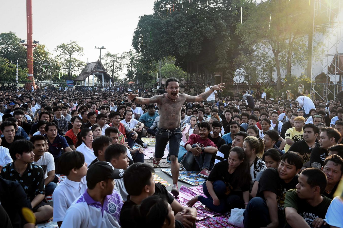 Festival religioso de tatuajes en el monasterio de Wat Bang Phra en Tailandia, donde los devotos creen que sus tatuajes tienen poderes místicos