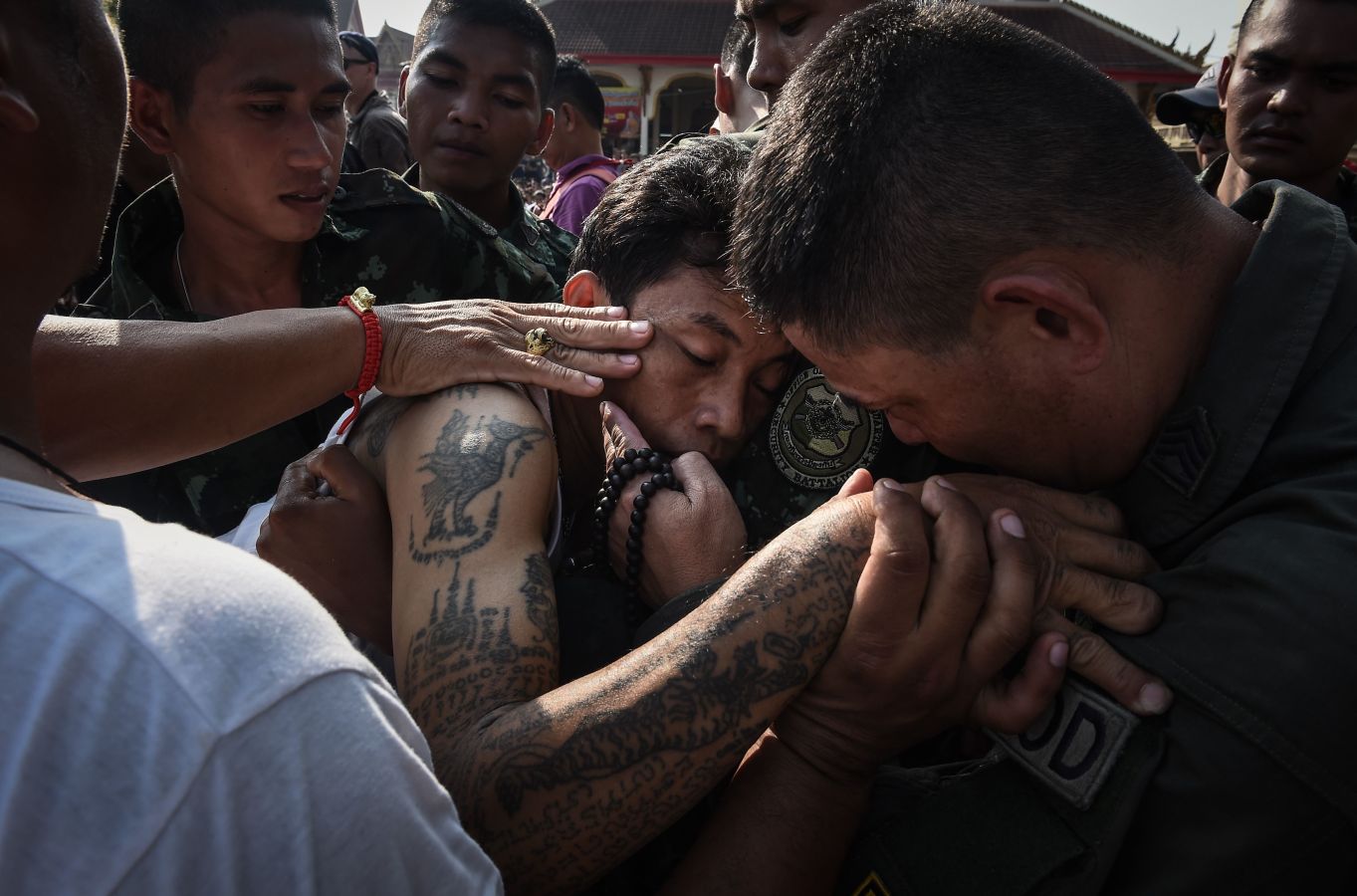 Festival religioso de tatuajes en el monasterio de Wat Bang Phra en Tailandia, donde los devotos creen que sus tatuajes tienen poderes místicos