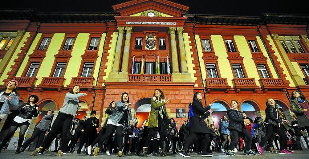 Unzaga. Flashmob celebrado el año pasado con motivo del Día de la Mujer. Esta vez habrá varias exposiciones y conferencias, además de la huelga.
