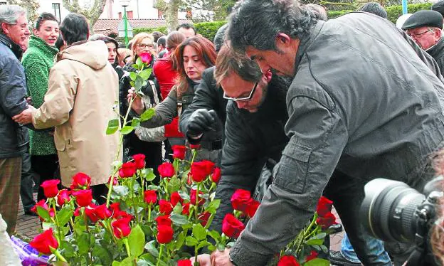 Pello Urizar deposita unas rosas rojas en un homenaje al parlamentario del PSE Fernando Buesa.