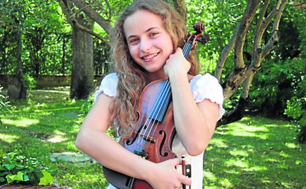 Sara Valencia, con su violín. 