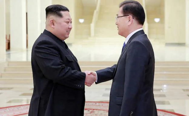 Kim Jong Un (i) estrecha la mano Chung Eui-yong. 