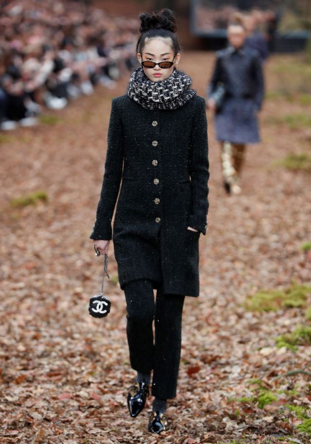 El diseñador alemán Karl Lagerfeld es el autor de los modelos que ha presentado la casa Chanel para el otoño 2018/19 en la Semana de la Moda de París. 