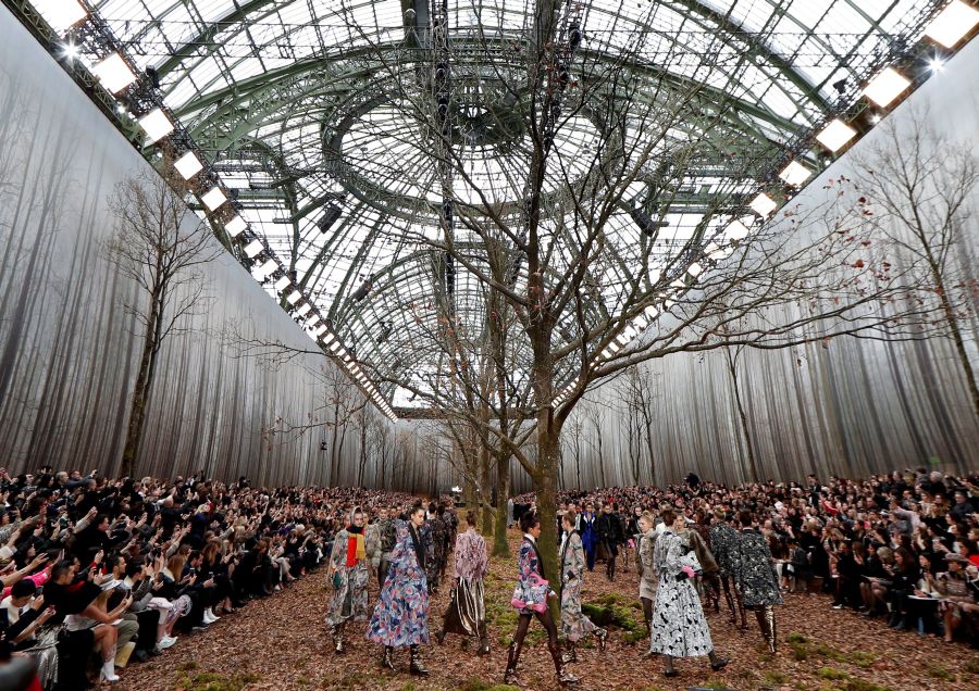 El diseñador alemán Karl Lagerfeld es el autor de los modelos que ha presentado la casa Chanel para el otoño 2018/19 en la Semana de la Moda de París. 