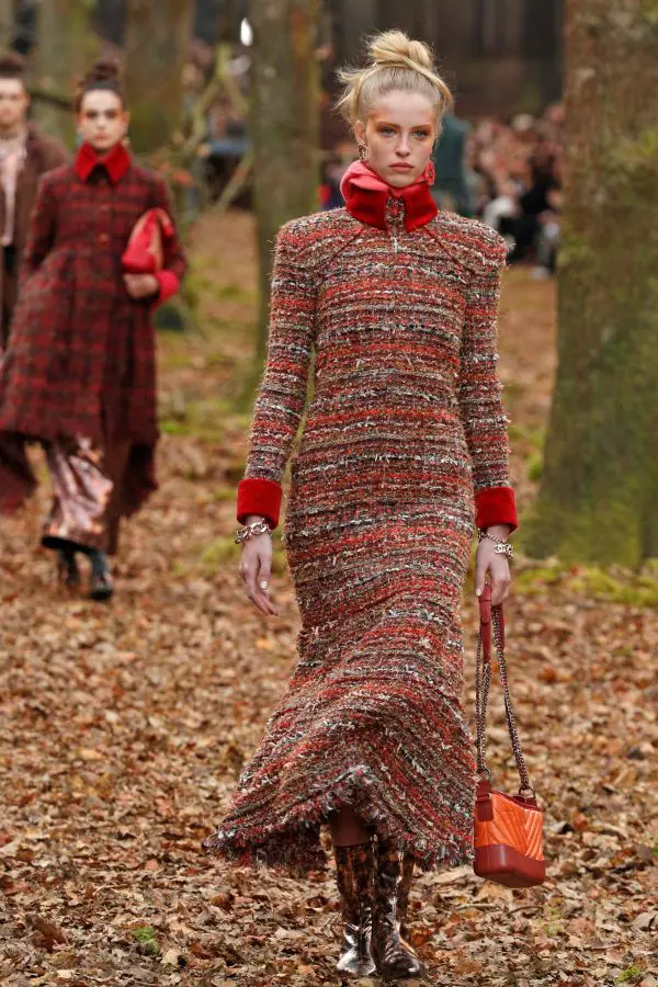 El diseñador alemán Karl Lagerfeld es el autor de los modelos que ha presentado la casa Chanel para el otoño 2018/19 en la Semana de la Moda de París. 