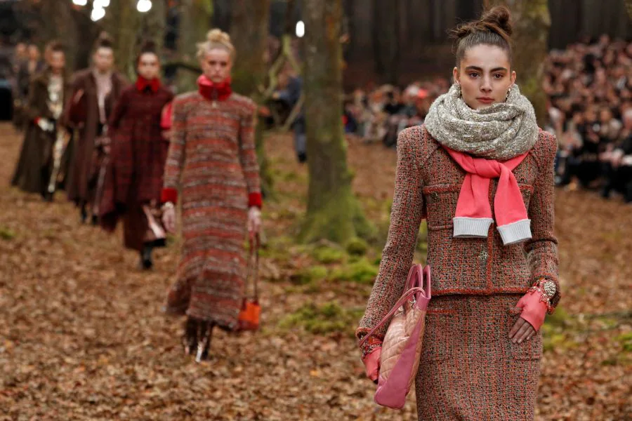 El diseñador alemán Karl Lagerfeld es el autor de los modelos que ha presentado la casa Chanel para el otoño 2018/19 en la Semana de la Moda de París. 