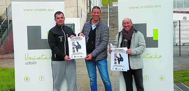 Iker Lizarribar, Jorge Segurado y Óscar Murillo en la presentación del Campeonato de Judo del día 17 en el Polideportivo. 