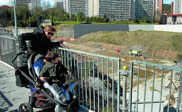 Una madre con su hijo comprobaba ayer la evolución de la obra de la pasarela ciclista-peatonal que unirá Herrera y Trintxerpe.