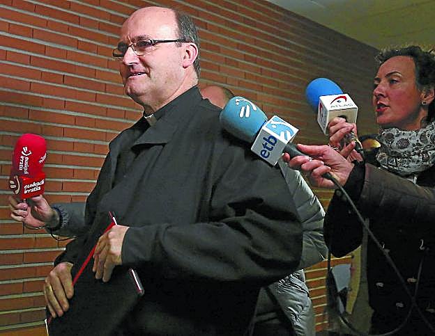 José Ignacio Munilla, a su entrada ayer al Salón de Grados del campus donostiarra de la Universidad de Deusto.