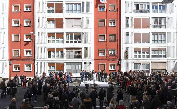 El reciente homenaje en Arrasate a Isaías Carrasco, exconcejal socialista asesinado por ETA el 7 de marzo de 2008.