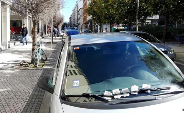 Un vehículo de residente en Egia con cinco multas el pasado sábado en la calle Virgen del Carmen. 