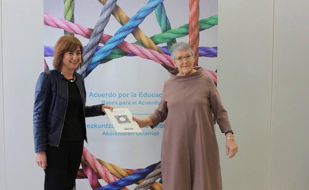 Acto de entrega al Consejo Escolar de Euskadi del documento de bases para lograr un pacto educativo. 