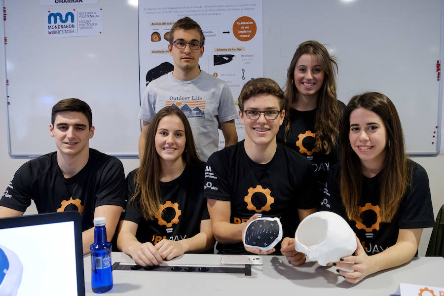La Escuela Politécnica Superior de Mondragon Unibertsitatea, en colaboración con Orona Fundazioa, ha organizado este miércoles una jornada en Hernani donde se han expuesto 27 de los 446 proyectos reales de ingeniería desarrollados por más de 2.200 estudiantes, siguiendo el método Project Based Learning, basado en la resolución de problemas bajo la supervisión de tutores y que supone un método de aprendizaje pionero en el Estado.