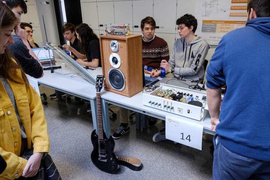 La Escuela Politécnica Superior de Mondragon Unibertsitatea, en colaboración con Orona Fundazioa, ha organizado este miércoles una jornada en Hernani donde se han expuesto 27 de los 446 proyectos reales de ingeniería desarrollados por más de 2.200 estudiantes, siguiendo el método Project Based Learning, basado en la resolución de problemas bajo la supervisión de tutores y que supone un método de aprendizaje pionero en el Estado.