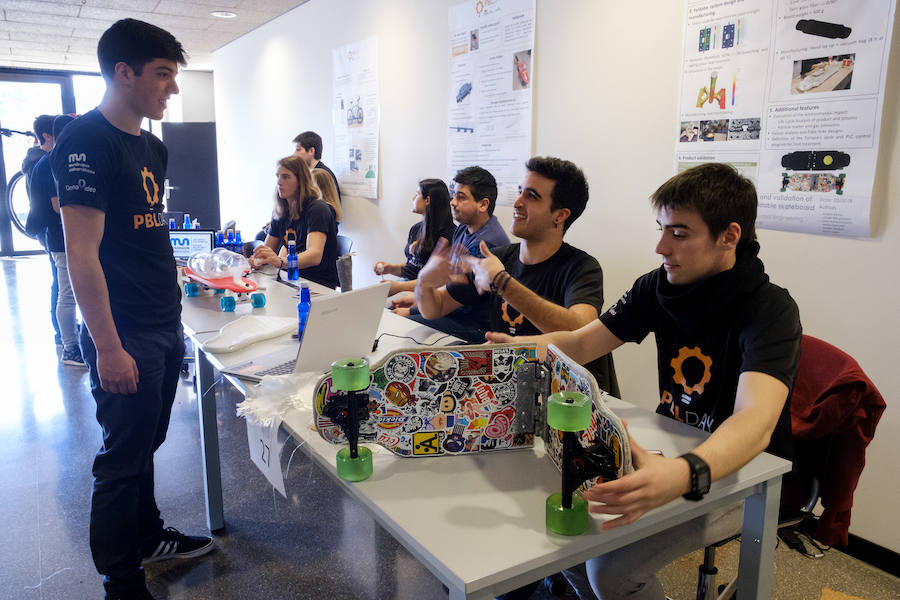 La Escuela Politécnica Superior de Mondragon Unibertsitatea, en colaboración con Orona Fundazioa, ha organizado este miércoles una jornada en Hernani donde se han expuesto 27 de los 446 proyectos reales de ingeniería desarrollados por más de 2.200 estudiantes, siguiendo el método Project Based Learning, basado en la resolución de problemas bajo la supervisión de tutores y que supone un método de aprendizaje pionero en el Estado.