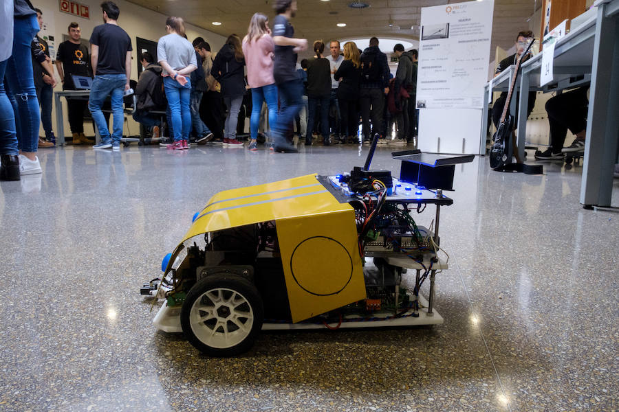La Escuela Politécnica Superior de Mondragon Unibertsitatea, en colaboración con Orona Fundazioa, ha organizado este miércoles una jornada en Hernani donde se han expuesto 27 de los 446 proyectos reales de ingeniería desarrollados por más de 2.200 estudiantes, siguiendo el método Project Based Learning, basado en la resolución de problemas bajo la supervisión de tutores y que supone un método de aprendizaje pionero en el Estado.