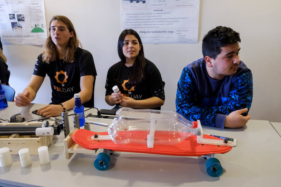 La Escuela Politécnica Superior de Mondragon Unibertsitatea, en colaboración con Orona Fundazioa, ha organizado este miércoles una jornada en Hernani donde se han expuesto 27 de los 446 proyectos reales de ingeniería desarrollados por más de 2.200 estudiantes, siguiendo el método Project Based Learning, basado en la resolución de problemas bajo la supervisión de tutores y que supone un método de aprendizaje pionero en el Estado.