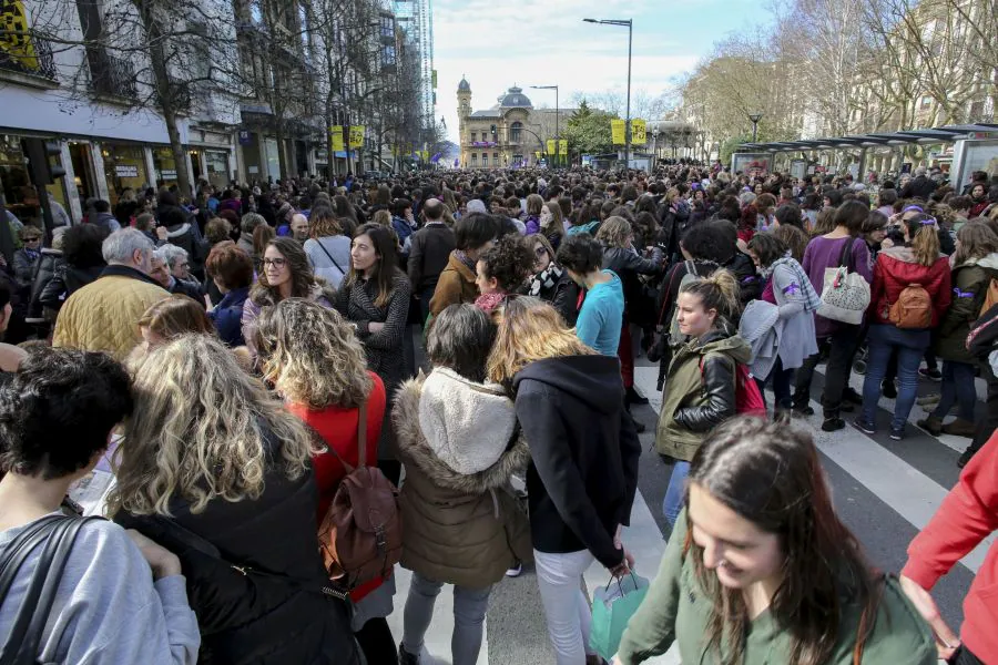 Las mujeres guipuzcoanas 'paran' hoy para renovar el impulso en la lucha por la igualdad. Paros, manifestaciones, actos reivindicativos se sucederán durante toda la jornada en diferentes localidades del territorio