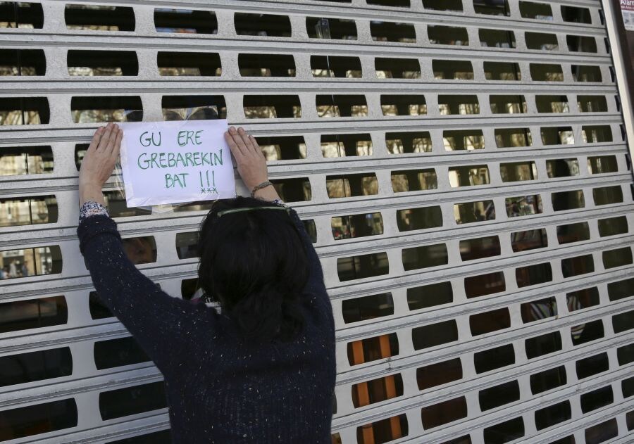 Las mujeres guipuzcoanas 'paran' hoy para renovar el impulso en la lucha por la igualdad. Paros, manifestaciones, actos reivindicativos se sucederán durante toda la jornada en diferentes localidades del territorio