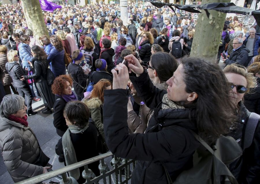 Las mujeres guipuzcoanas 'paran' hoy para renovar el impulso en la lucha por la igualdad. Paros, manifestaciones, actos reivindicativos se sucederán durante toda la jornada en diferentes localidades del territorio