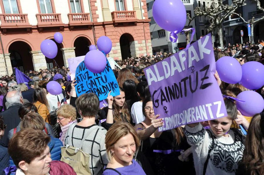 Las mujeres guipuzcoanas 'paran' hoy para renovar el impulso en la lucha por la igualdad. Paros, manifestaciones, actos reivindicativos se sucederán durante toda la jornada en diferentes localidades del territorio