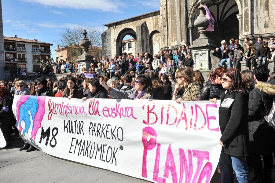 Las mujeres guipuzcoanas 'paran' hoy para renovar el impulso en la lucha por la igualdad. Paros, manifestaciones, actos reivindicativos se sucederán durante toda la jornada en diferentes localidades del territorio