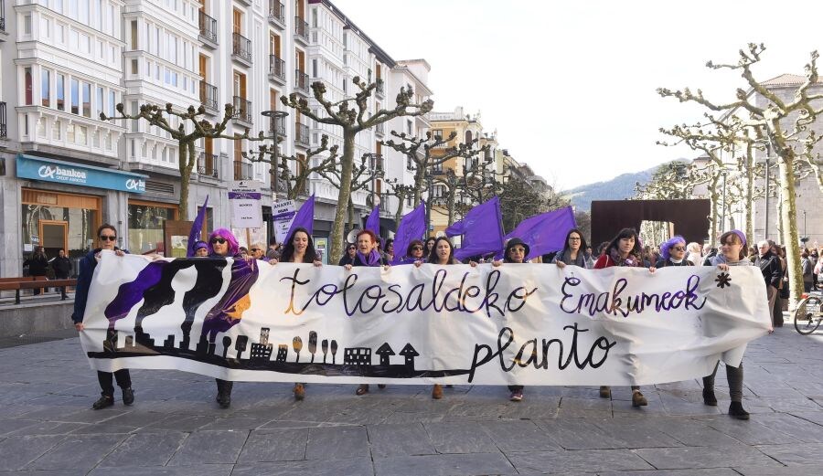 Las mujeres guipuzcoanas 'paran' hoy para renovar el impulso en la lucha por la igualdad. Paros, manifestaciones, actos reivindicativos se sucederán durante toda la jornada en diferentes localidades del territorio