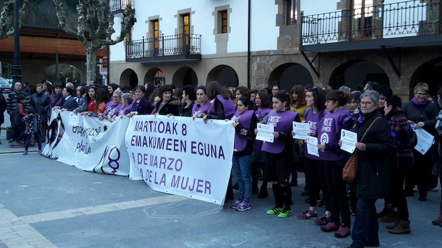 Las mujeres guipuzcoanas 'paran' hoy para renovar el impulso en la lucha por la igualdad. Paros, manifestaciones, actos reivindicativos se sucederán durante toda la jornada en diferentes localidades del territorio