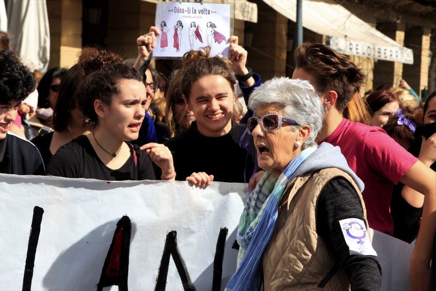 Miles de personas se han concentrado este mediodía en el Boulevard de San Sebastián en uno de los muchos actos reivindicativos que se sucederán a lo largo de este 8-M. 