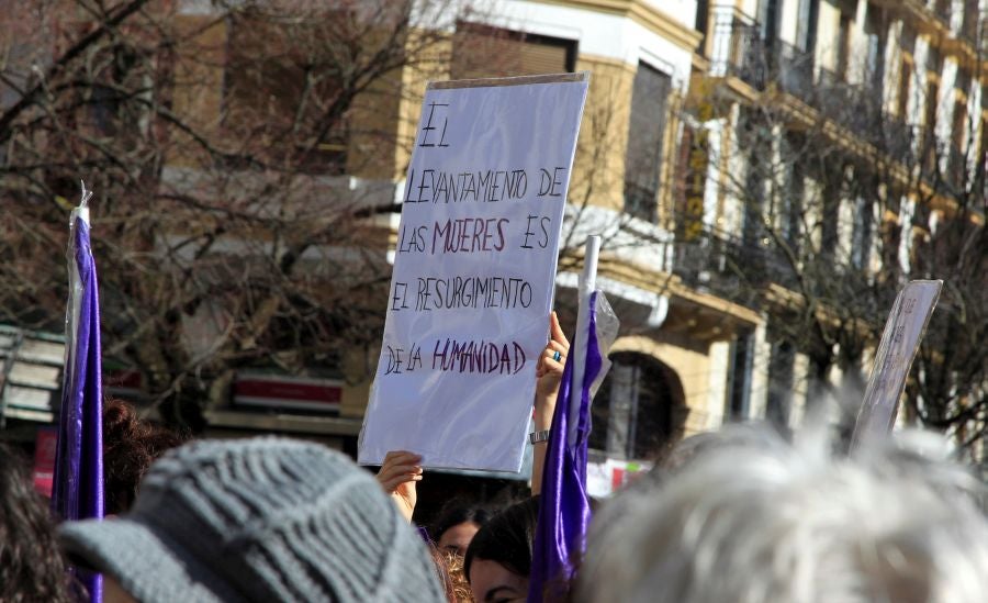 Miles de personas se han concentrado este mediodía en el Boulevard de San Sebastián en uno de los muchos actos reivindicativos que se sucederán a lo largo de este 8-M. 