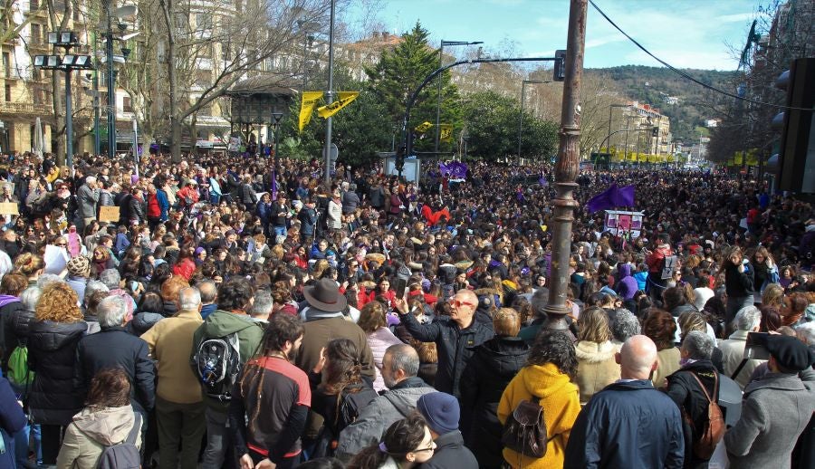 Miles de personas se han concentrado este mediodía en el Boulevard de San Sebastián en uno de los muchos actos reivindicativos que se sucederán a lo largo de este 8-M. 