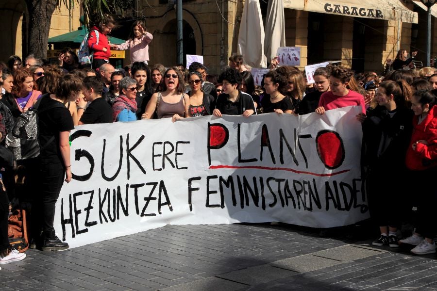 Miles de personas se han concentrado este mediodía en el Boulevard de San Sebastián en uno de los muchos actos reivindicativos que se sucederán a lo largo de este 8-M. 