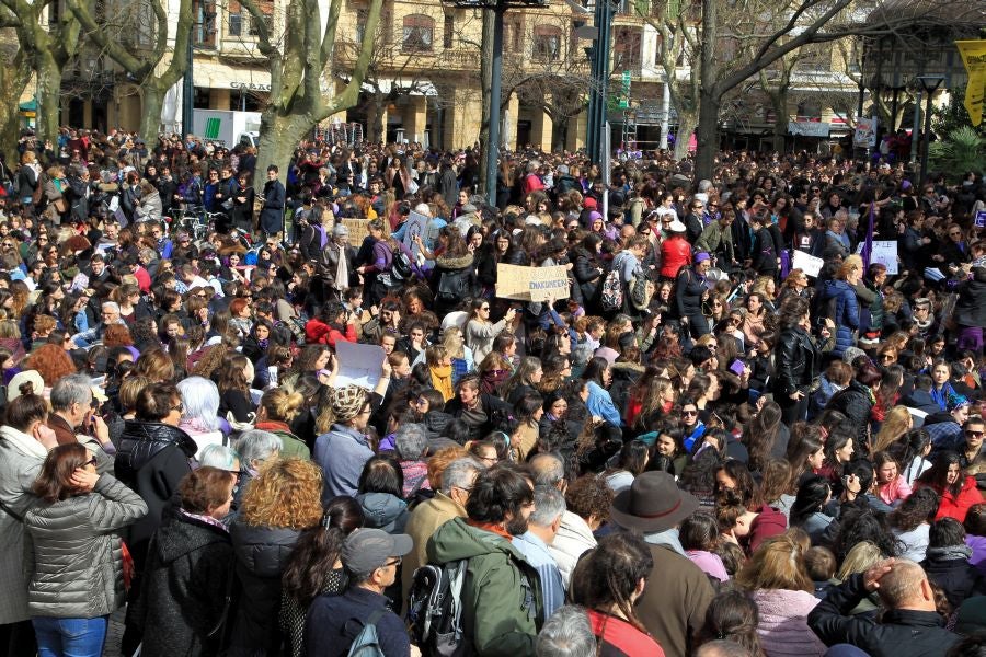 Miles de personas se han concentrado este mediodía en el Boulevard de San Sebastián en uno de los muchos actos reivindicativos que se sucederán a lo largo de este 8-M. 